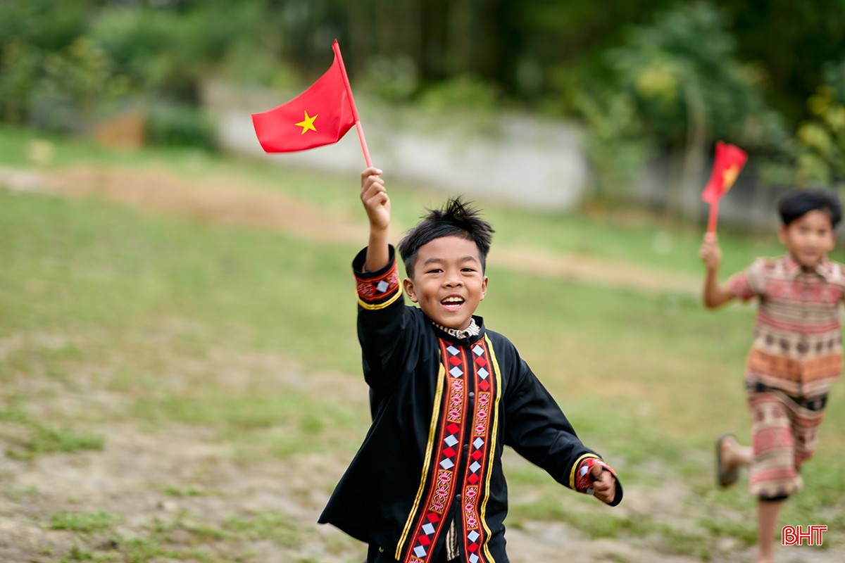 Nụ cười rạng rỡ với lá cờ Tổ quốc trên tay.