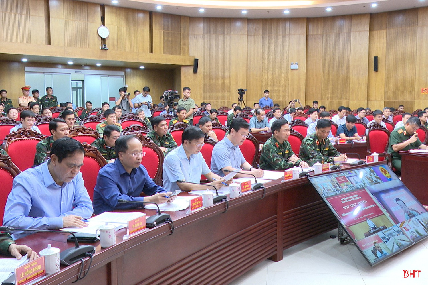 Bí thư Tỉnh uỷ Nguyễn Duy Lâm và Chủ tịch UBND tỉnh Võ Trọng Hải tham dự cuộc họp.