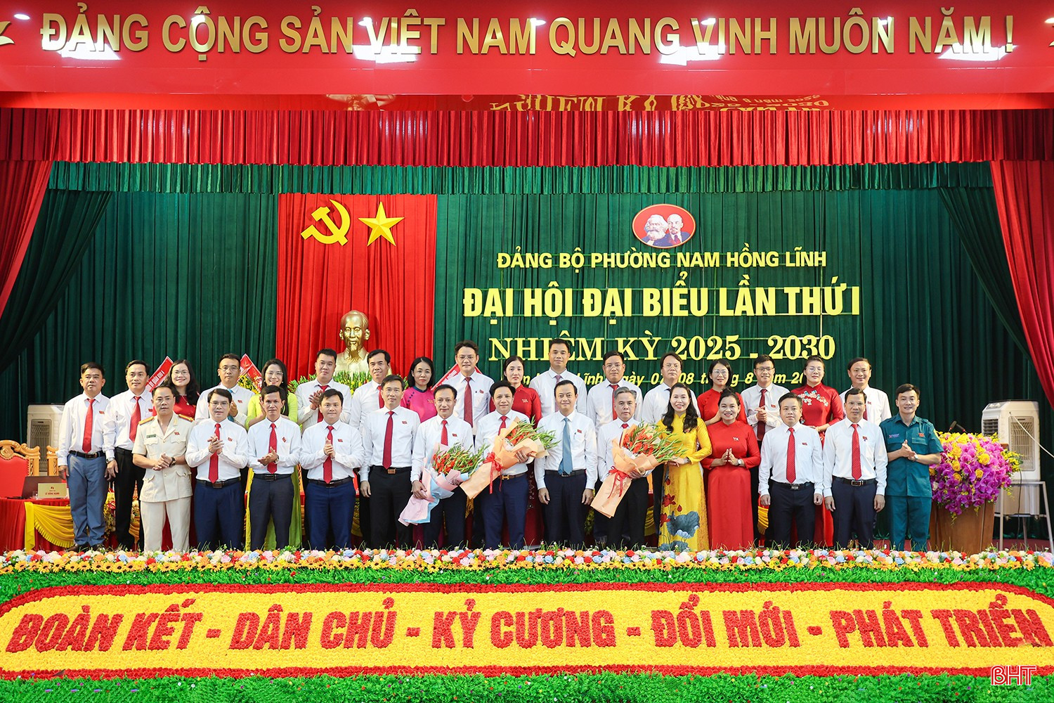 Trưởng ban Tuyên giáo và Dân vận Tỉnh ủy Hà Văn Hùng và các đồng chí lãnh đạo tỉnh tặng hoa chúc mừng BCH Đảng bộ phường Nam Hồng Lĩnh nhiệm kỳ 2025 - 2030.
