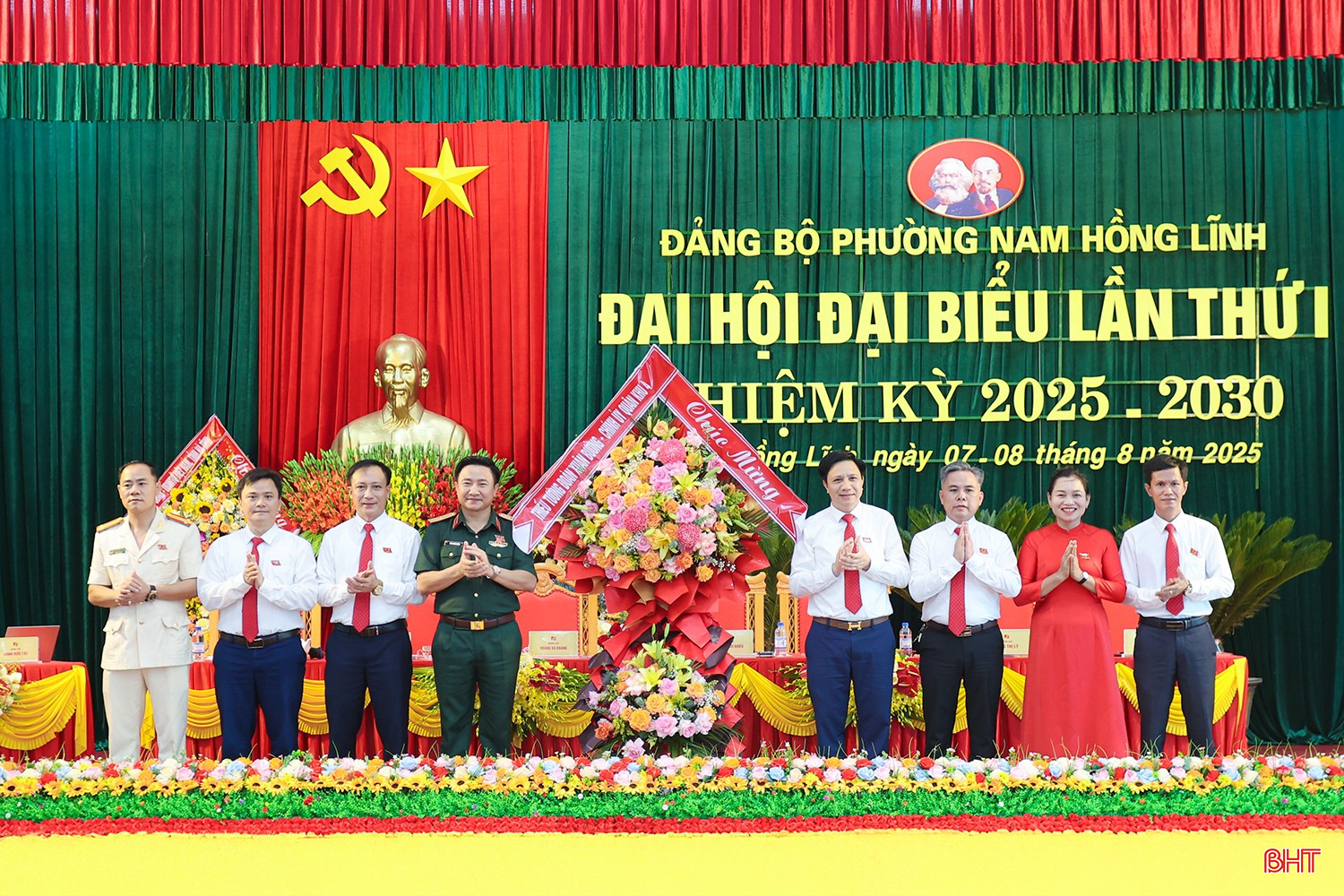 Thiếu tướng Đoàn Xuân Bường - Bí thư Đảng ủy, Chính ủy Quân khu 4 tặng hoa chúc mừng đại hội.