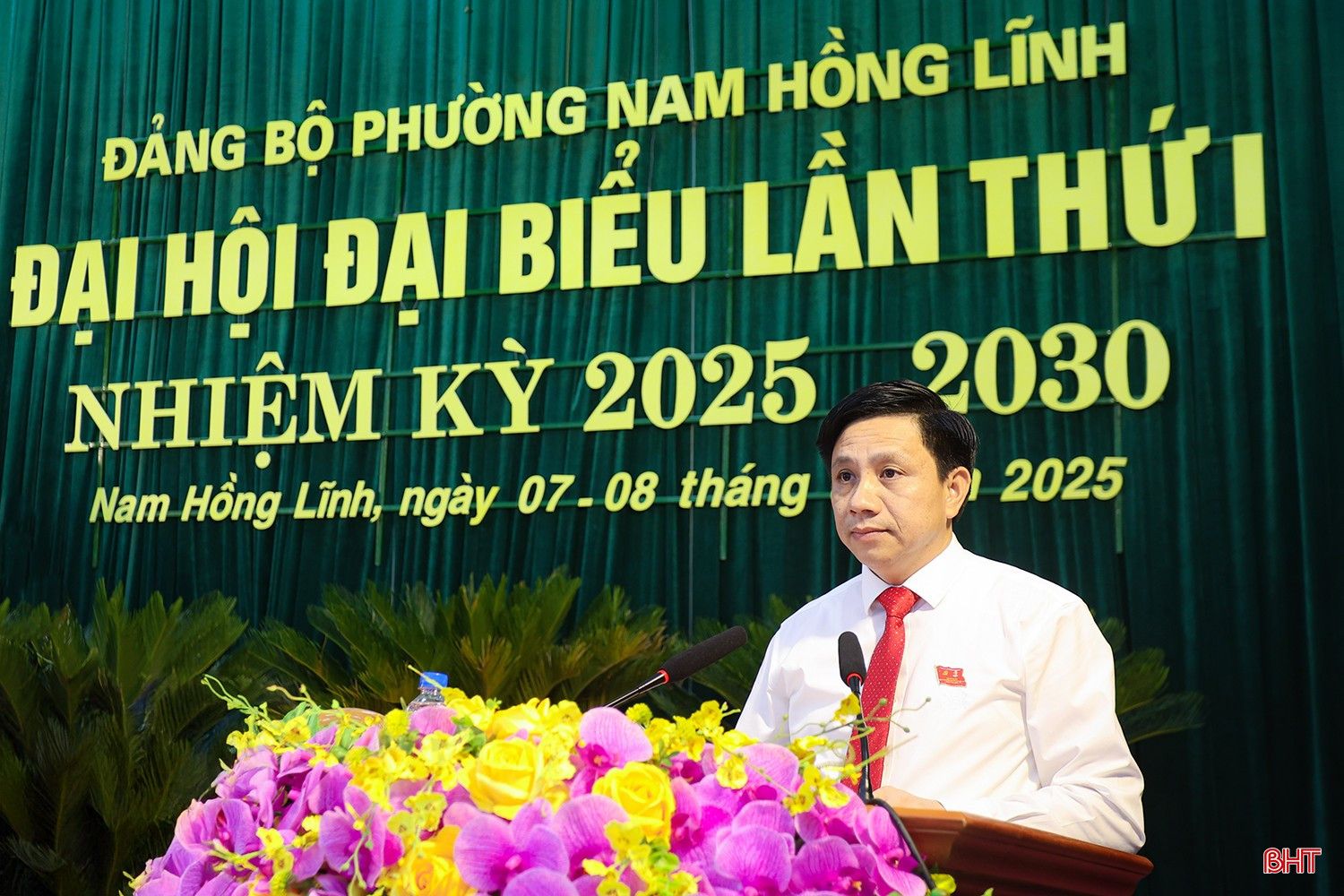 Đồng chí Nguyễn Hữu Khiếu - Bí thư Đảng ủy, Chủ tịch HĐND phường Nam Hồng Lĩnh trình bày dự thảo báo cáo chính trị.