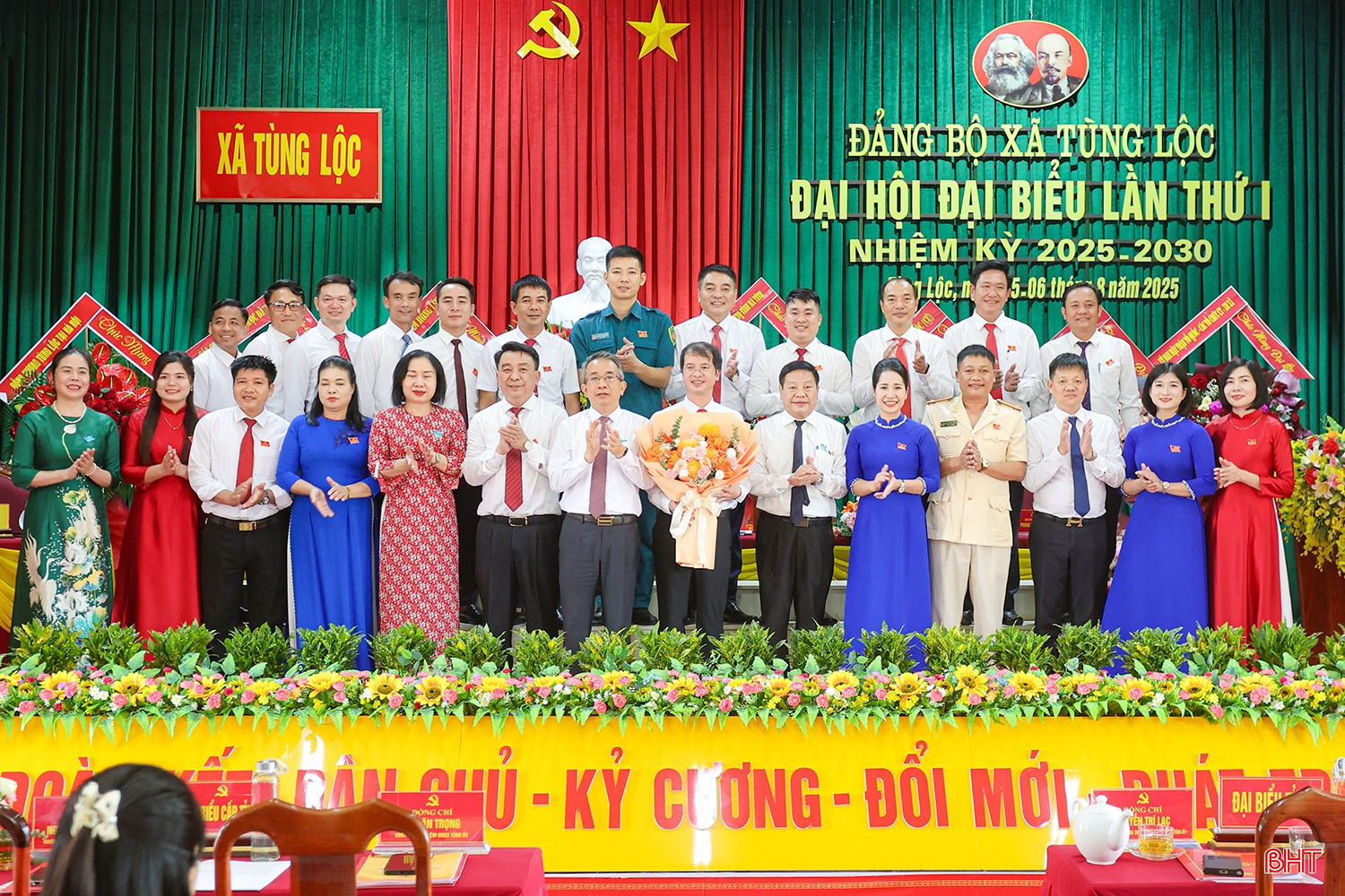 Chủ nhiệm Ủy ban Kiểm tra Tỉnh ủy Hà Văn Trọng tặng hoa chúc mừng Ban Chấp hành Đảng bộ xã Tùng Lộc nhiệm kỳ 2025 - 2030.