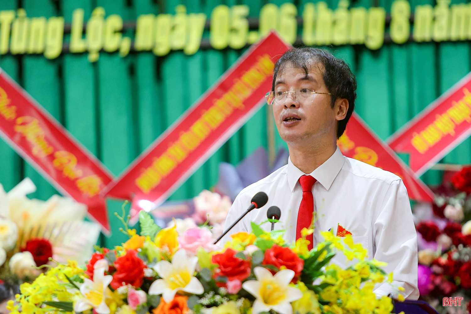 Bí thư Đảng ủy, Chủ tịch HĐND xã Tùng Lộc Hoàng Bá Anh trình bày dự thảo báo cáo chính trị.