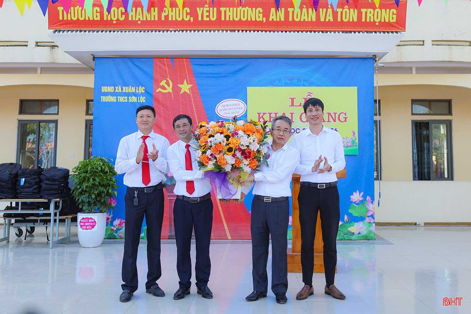 Chủ nhiệm UBKT Tỉnh uỷ Hà Văn Trọng tặng hoa chúc mừng Trường THCS Sơn Lộc...