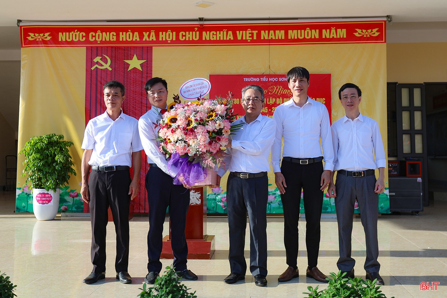 Chủ nhiệm UBKT Tỉnh ủy tặng hoa chúc mừng Trường Tiểu học Sơn Lộc.