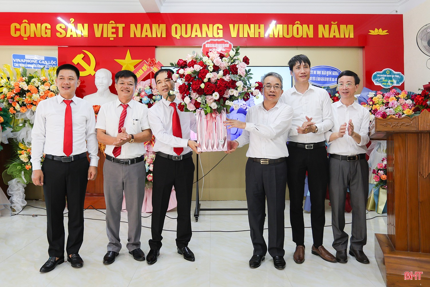 Chủ nhiệm UBKT Tỉnh uỷ Hà Văn Trọng tặng hoa chúc mừng Trường THPT Đồng Lộc.