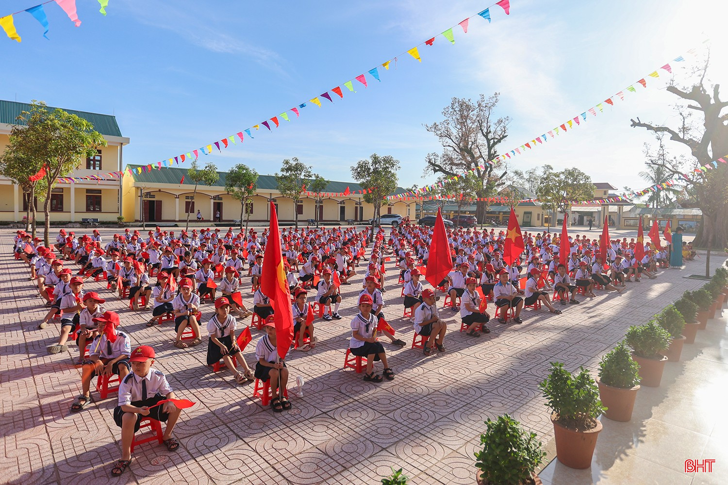 Năm học 2025 - 2026, Trường Tiểu học Sơn Lộc có 18 lớp với 559 học sinh.