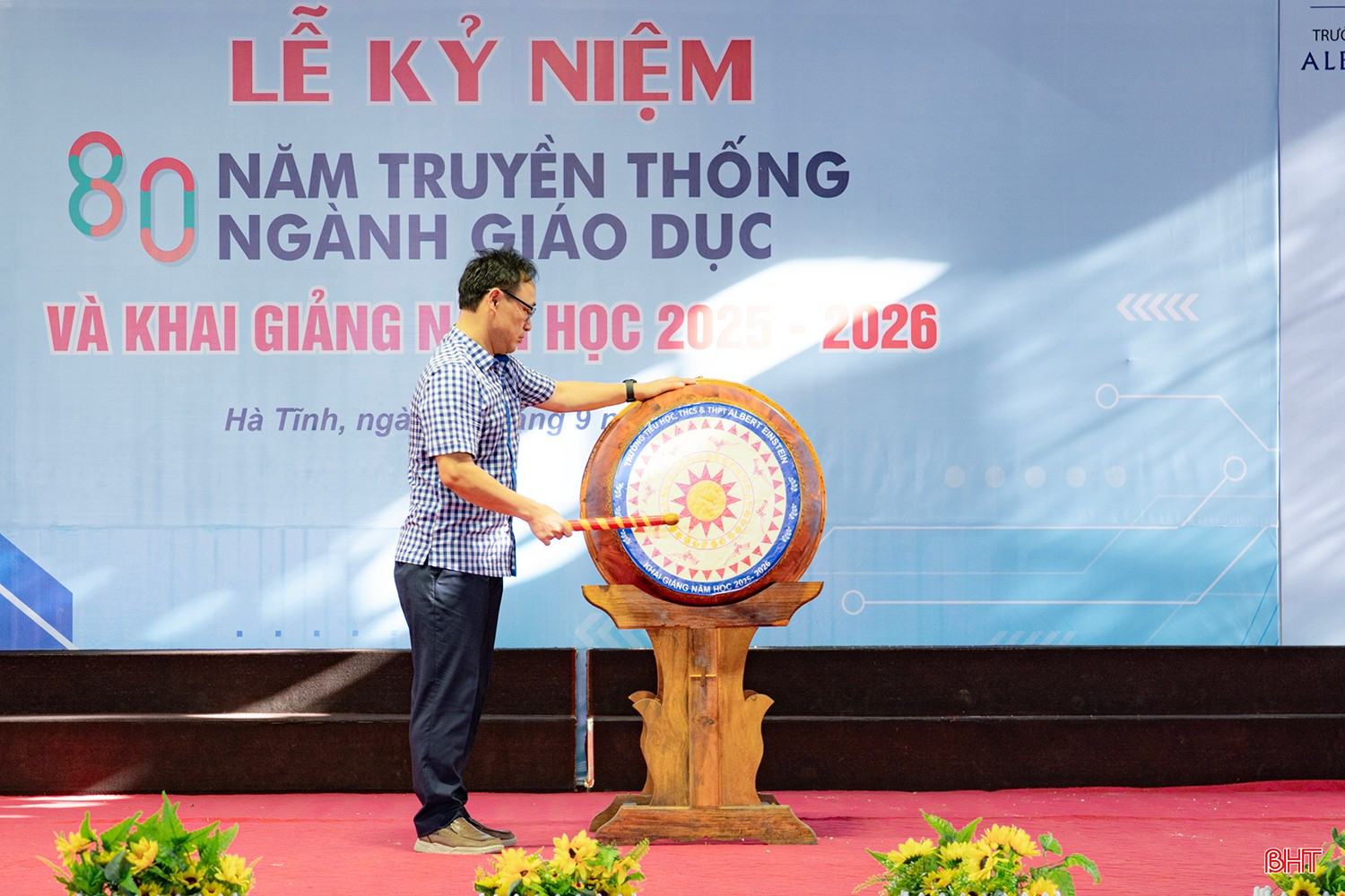 Thầy Nguyễn Gia Việt - Hiệu trưởng nhà trường đánh trống khai giảng năm học mới.