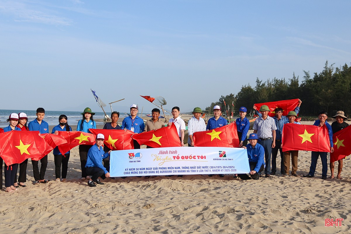 Tuổi trẻ Agribank Chi nhánh Hà Tĩnh II trao tặng cờ Tổ quốc cho ngư dân.