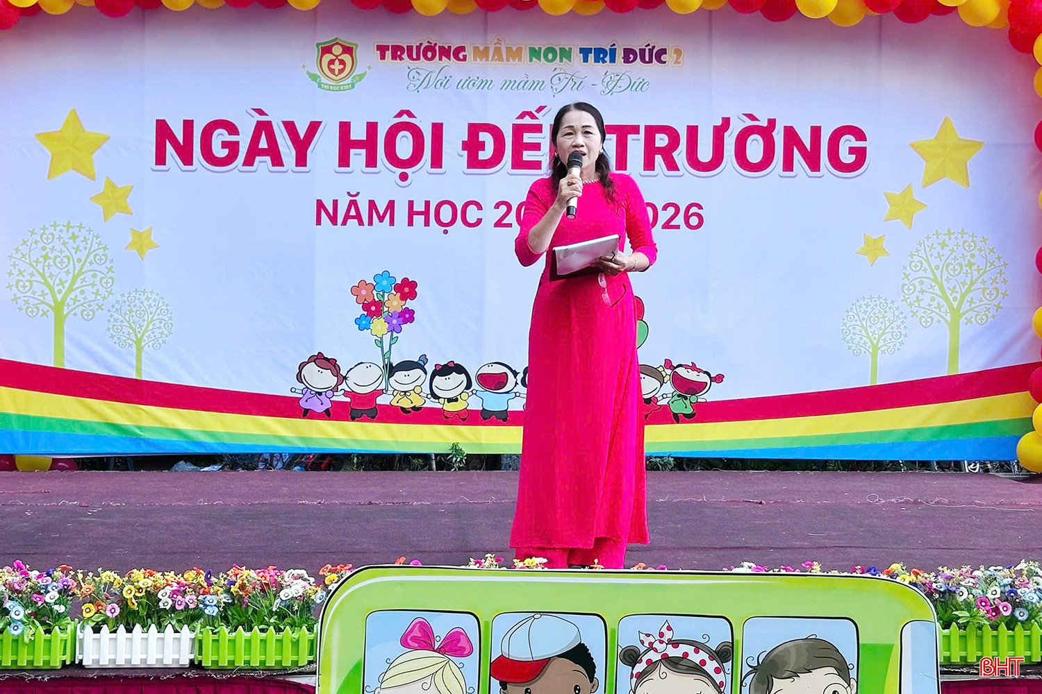 Hiệu trưởng Trường Mầm non Trí Đức 2 Trần Thị Phượng phát biểu chào mừng năm học mới.