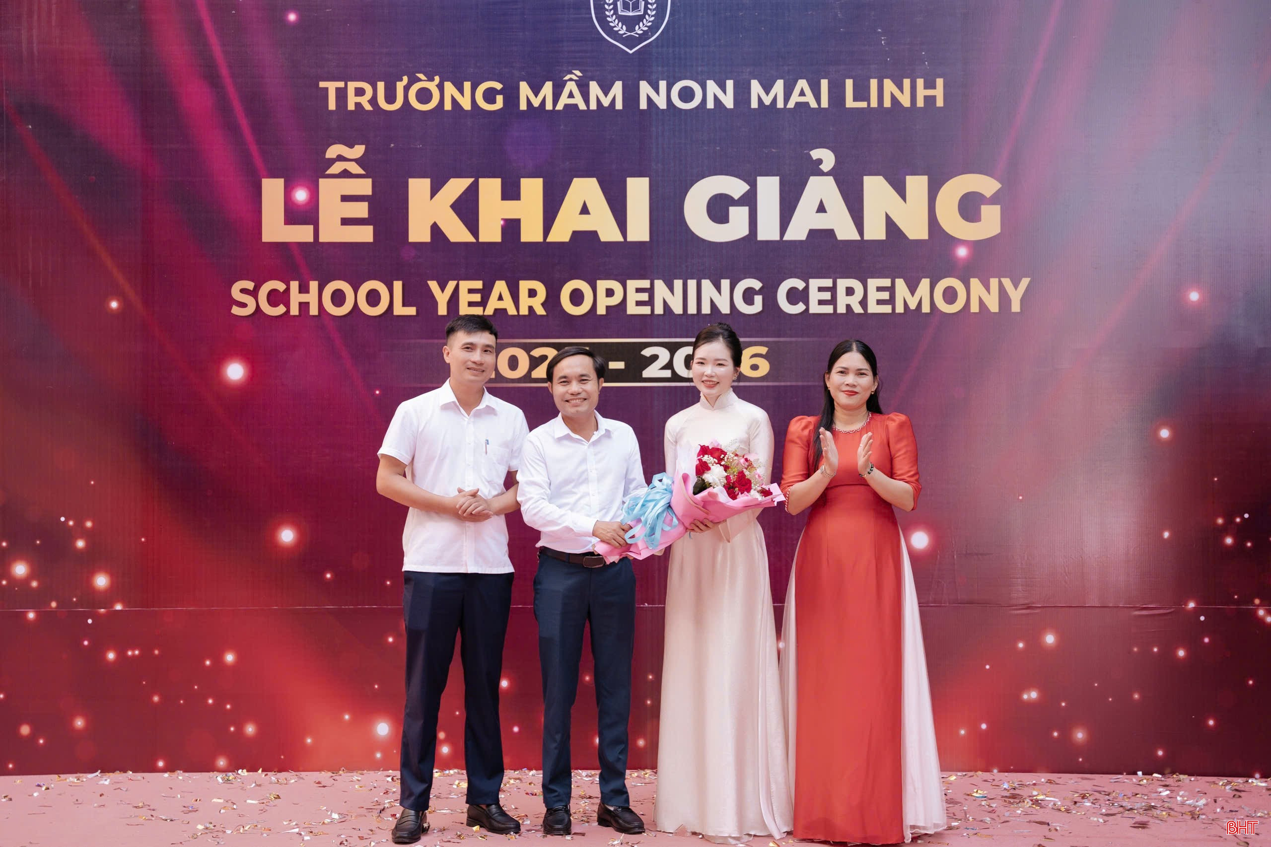 Đại diện lãnh đạo xã Lộc Hà tặng hoa chúc mừng nhà trường.