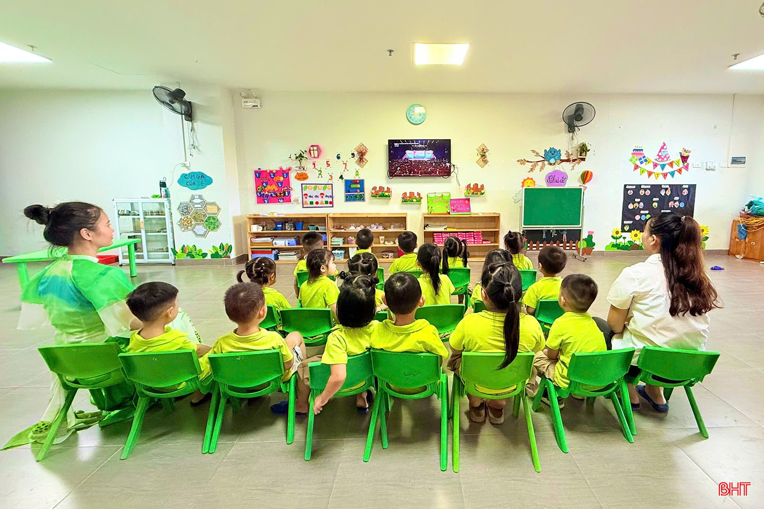 Các bạn học sinh theo dõi kỷ niệm 80 năm truyền thống ngành giáo dục.