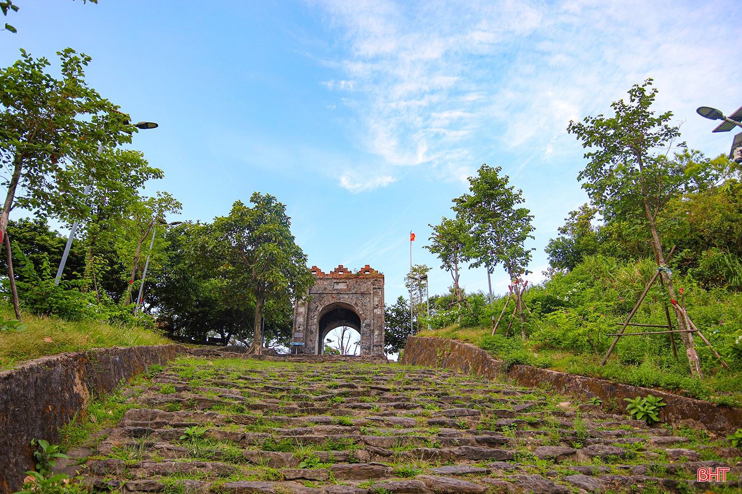 Hoành Sơn Quan, hay còn gọi là "cổng trời" Đèo Ngang, được xây dựng từ thời vua Minh Mạng để canh giữ cửa ngõ biên ải, kiểm soát dân chúng, phòng kẻ gian qua lại.