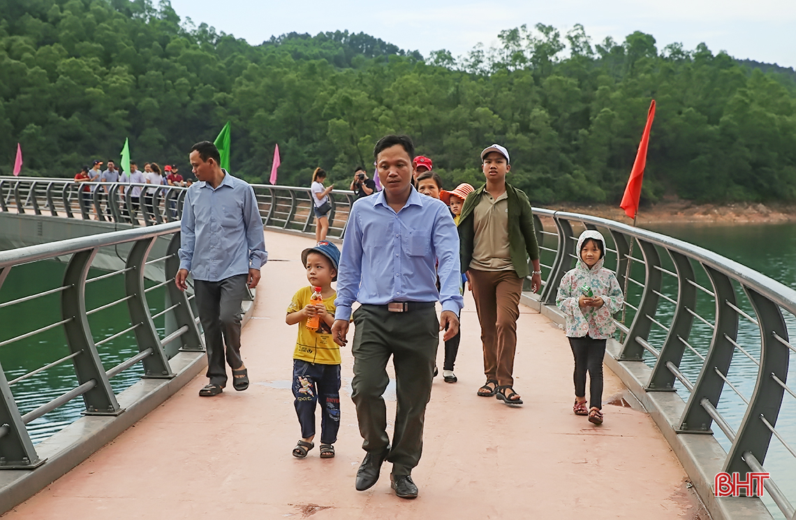 ngay cuoi ky nghi ho ke go van chua ngot khach
