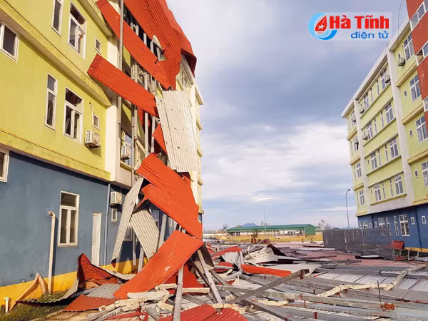 [Mới nhất] Siêu bão số 10 khiến gần 70.000 nhà dân Hà Tĩnh bị đổ, tốc mái