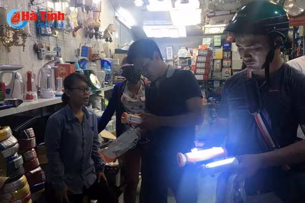 nguoi dan ha tinh chen nhau mua thiet bi tich dien don bao