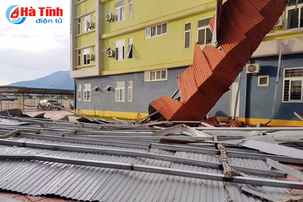 [Mới nhất] Siêu bão số 10 khiến gần 70.000 nhà dân Hà Tĩnh bị đổ, tốc mái