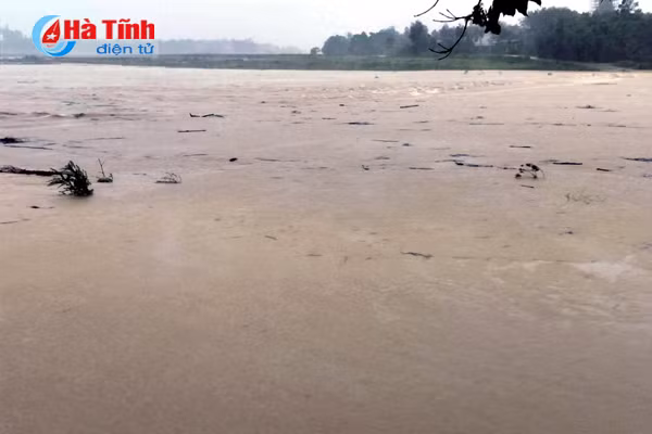 mua lon nuoc tren cac song o ha tinh len nhanh