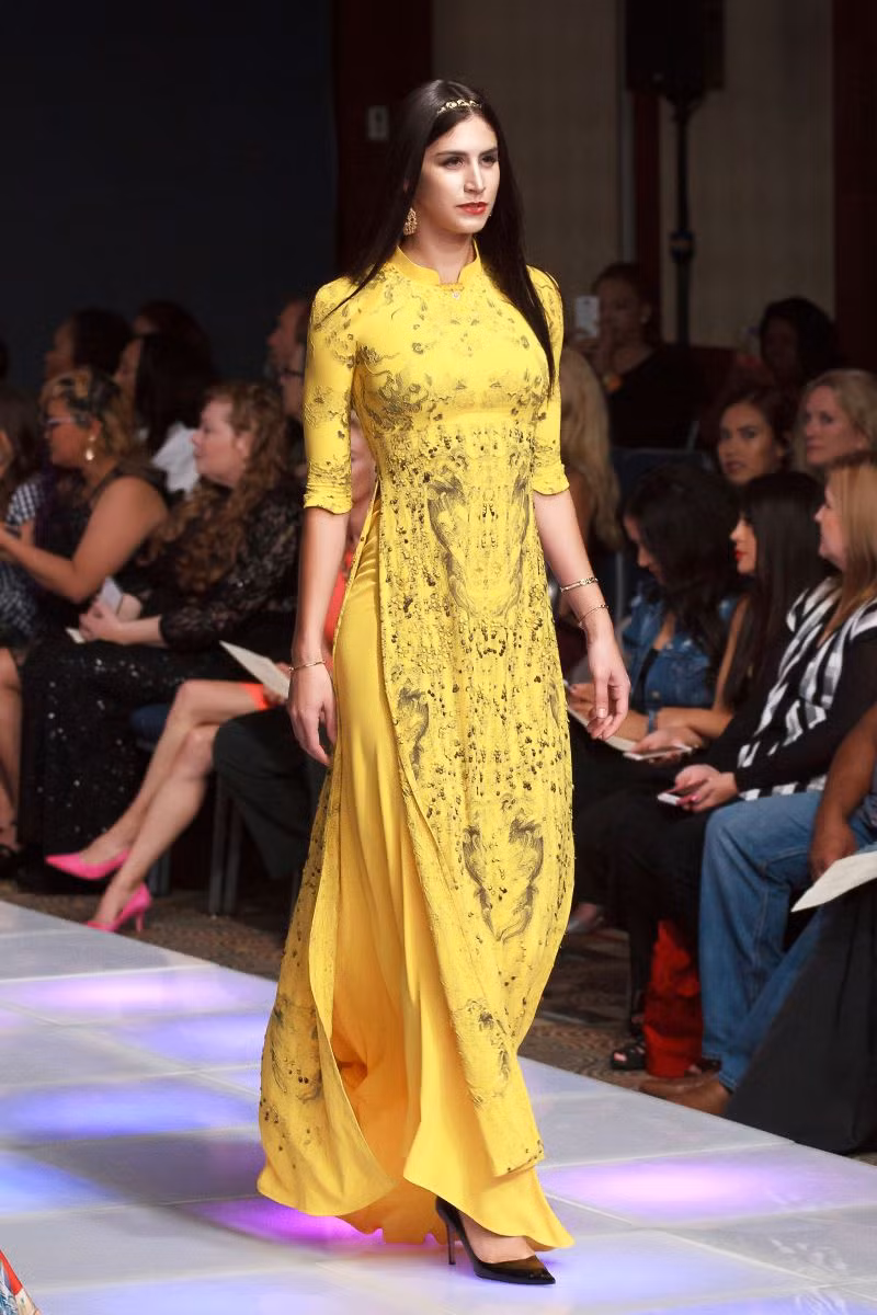 ao dai dat vang viet gay an tuong tai new york couture fashion week