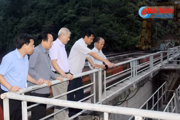 ha tinh khan truong di doi dan khoi vung nguy hiem truoc khi bao vao