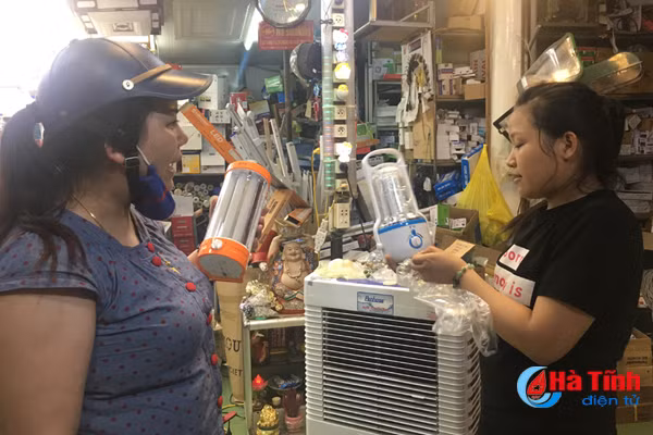 nguoi dan ha tinh chen nhau mua thiet bi tich dien don bao