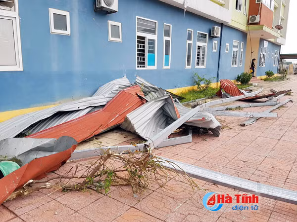 [Mới nhất] Siêu bão số 10 khiến gần 70.000 nhà dân Hà Tĩnh bị đổ, tốc mái