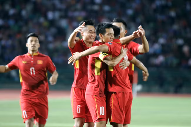 dt viet nam vuot qua thai lan tren bang xep hang fifa thang 9