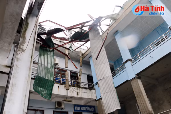 [Mới nhất] Siêu bão số 10 khiến gần 70.000 nhà dân Hà Tĩnh bị đổ, tốc mái