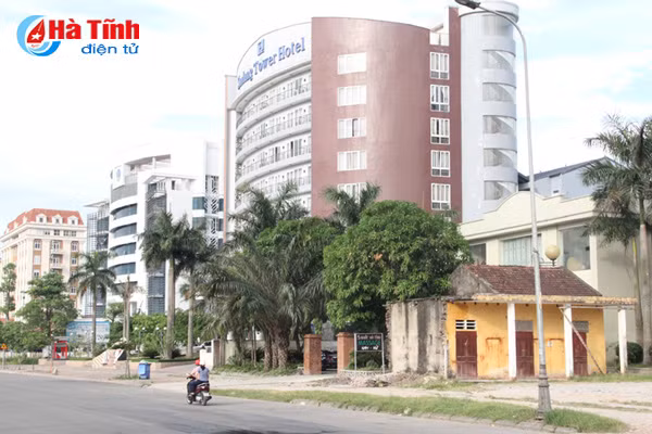 mat my quan voi ngoi nha hoang ben tuyen duong rong nhat ha tinh