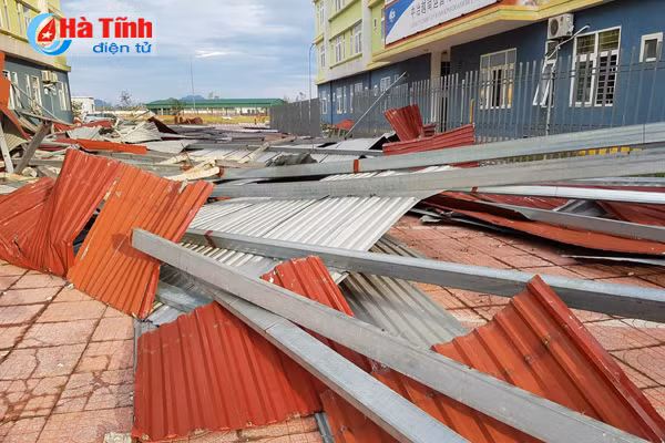 [Mới nhất] Siêu bão số 10 khiến gần 70.000 nhà dân Hà Tĩnh bị đổ, tốc mái