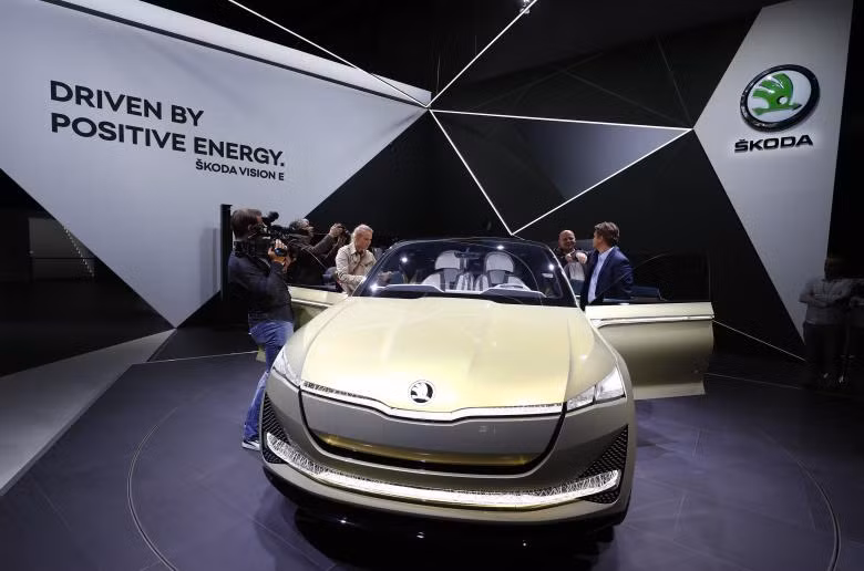 man nhan voi dan xe hop an tuong tai frankfurt auto show 2017