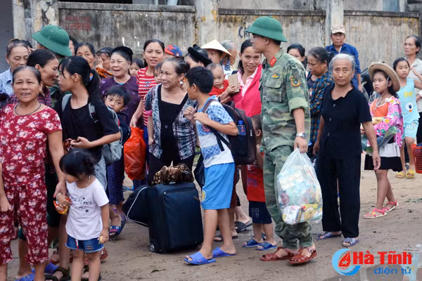 ha tinh khan truong di doi dan khoi vung nguy hiem truoc khi bao vao