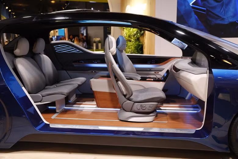 man nhan voi dan xe hop an tuong tai frankfurt auto show 2017