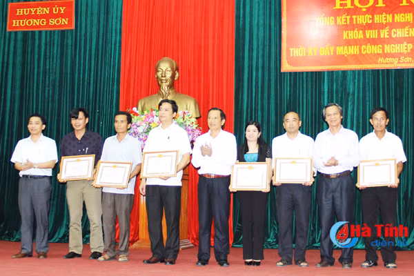 doi ngu can bo huong son co su truong thanh ve moi mat