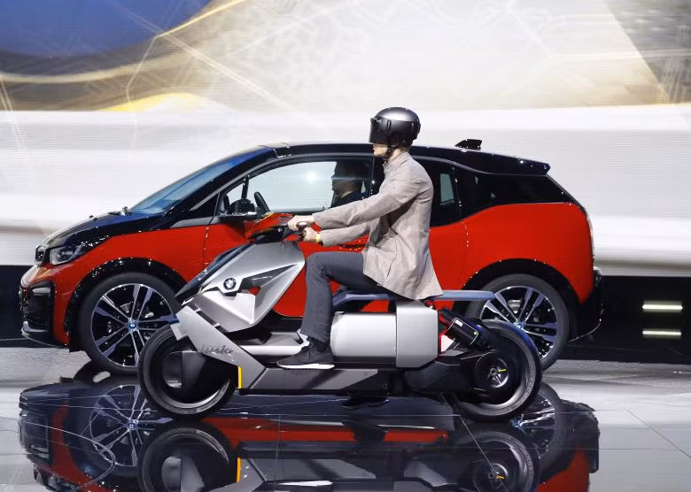 man nhan voi dan xe hop an tuong tai frankfurt auto show 2017