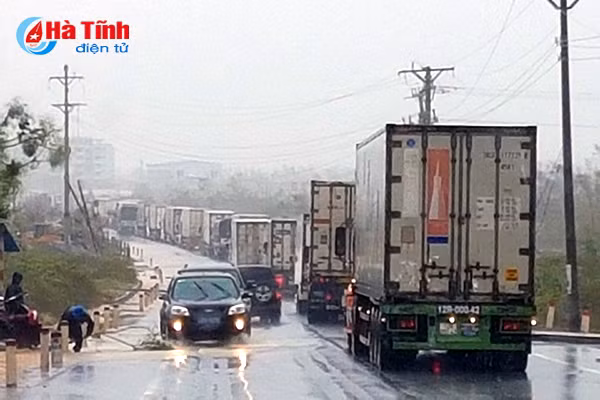 ha tinh hon 63 000 nha dan bi do va toc mai ql 1a ach tac nhieu gio