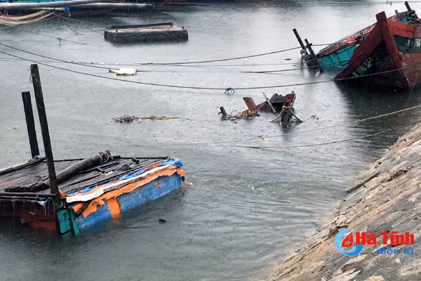 [Mới nhất] Siêu bão số 10 khiến gần 70.000 nhà dân Hà Tĩnh bị đổ, tốc mái