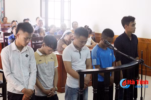 xich mich o quan karaoke dam doi phuong thung tim dan den tu vong