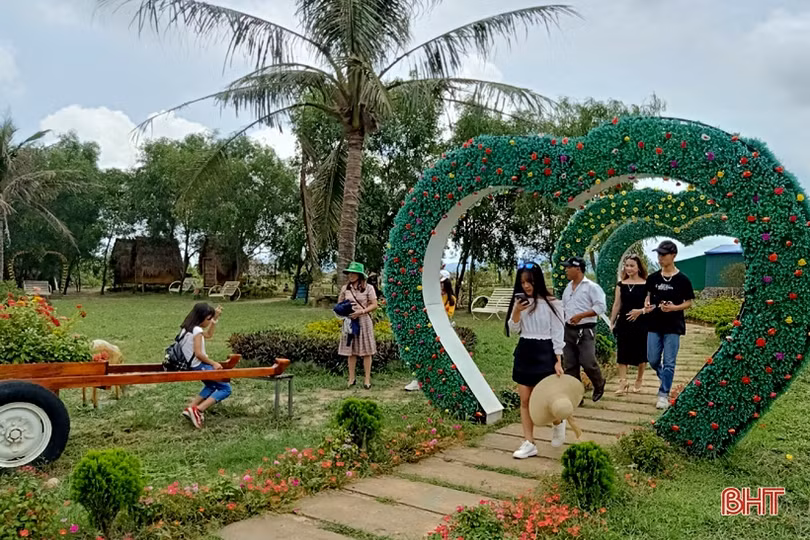Du lịch Hà Tĩnh vẫn “hút” khách dù thời tiết bất thuận