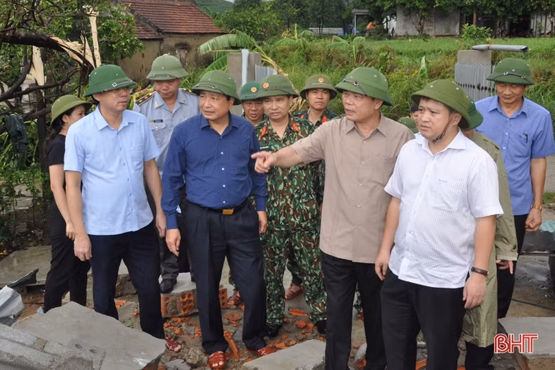 Bộ trưởng NN&PTNT Nguyễn Xuân Cường chỉ đạo ứng phó hoàn lưu sau bão, thăm hỏi hộ dân bị thiệt hại ở Hà Tĩnh