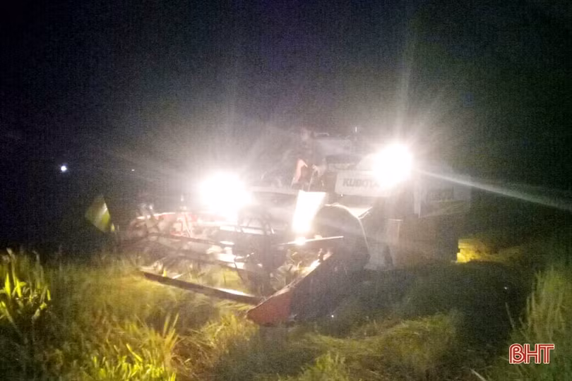 Người dân Hà Tĩnh khẩn trương triển khai ứng phó với bão Podul