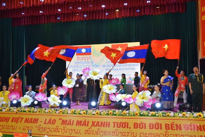 Sĩ quan trẻ biên phòng Việt - Lào tọa đàm về công tác bảo vệ biên giới