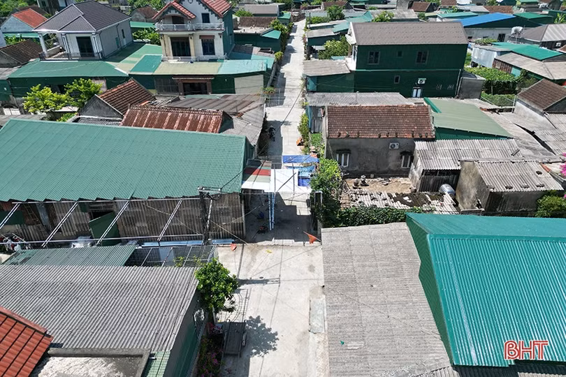 Dựng mái che tạo bóng râm, “tiện thể” chiếm luôn lòng đường ở TP Hà Tĩnh