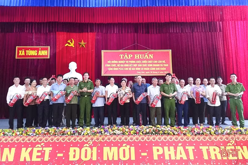 Trang bị kiến thức PCCC và cứu nạn, cứu hộ cho cán bộ xã Tùng Ảnh
