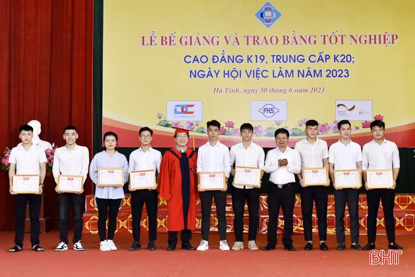 Cao đẳng Kỹ thuật Việt - Đức Hà Tĩnh trao bằng tốt nghiệp cho 1.466 HSSV