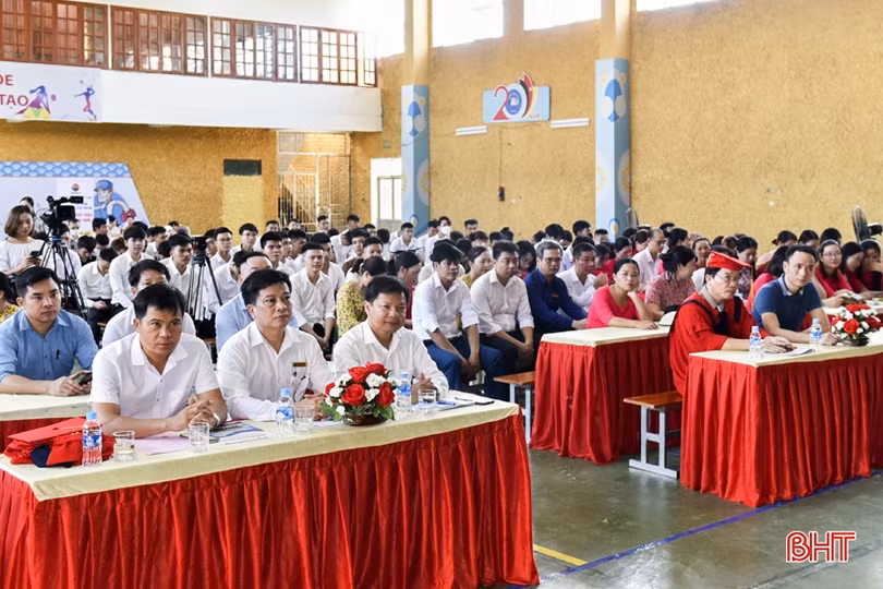 Cao đẳng Kỹ thuật Việt - Đức Hà Tĩnh trao bằng tốt nghiệp cho 1.466 HSSV