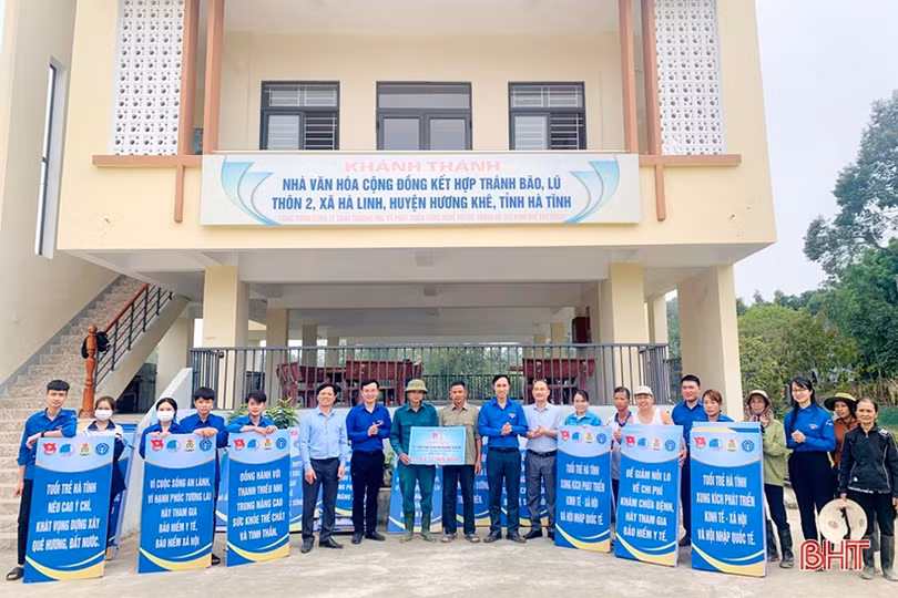 Tích cực hỗ trợ thôn khó ở Hương Khê xây dựng nông thôn mới