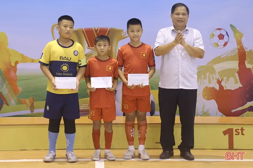 Vua phá lưới giải nhi đồng Hà Tĩnh: Được ví như Messi nhưng thần tượng Ronaldo
