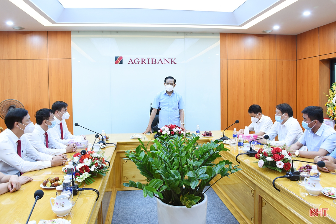Chủ tịch UBND tỉnh Võ Trọng Hải chúc mừng các doanh nghiệp nhân ngày Doanh nhân Việt Nam