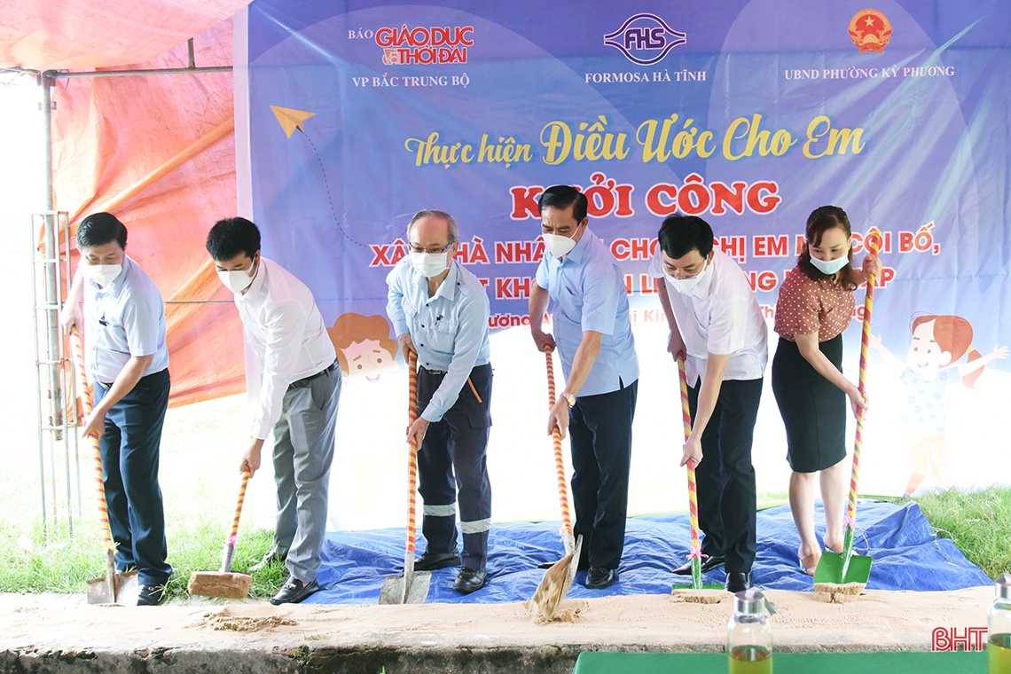 Chủ tịch UBND tỉnh Võ Trọng Hải chúc mừng các doanh nghiệp nhân ngày Doanh nhân Việt Nam